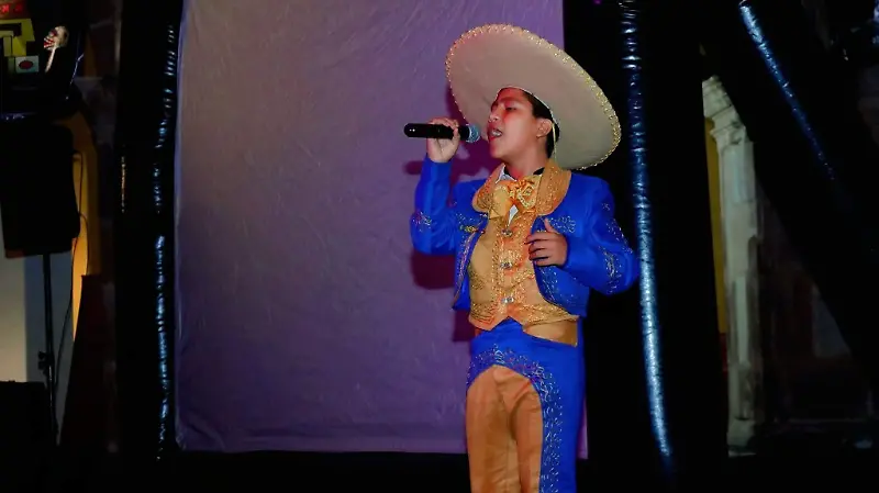 Este talentoso cantante ha conquistado el corazón del público.